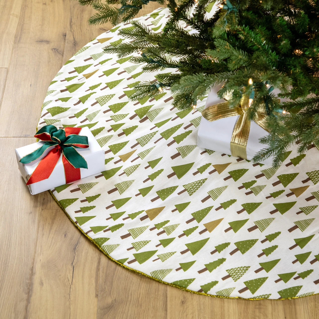 48" Cream White And Green Forest Christmas Tree Skirt 4 48" Cream White And Green Forest Christmas Tree Skirt - Image 2
