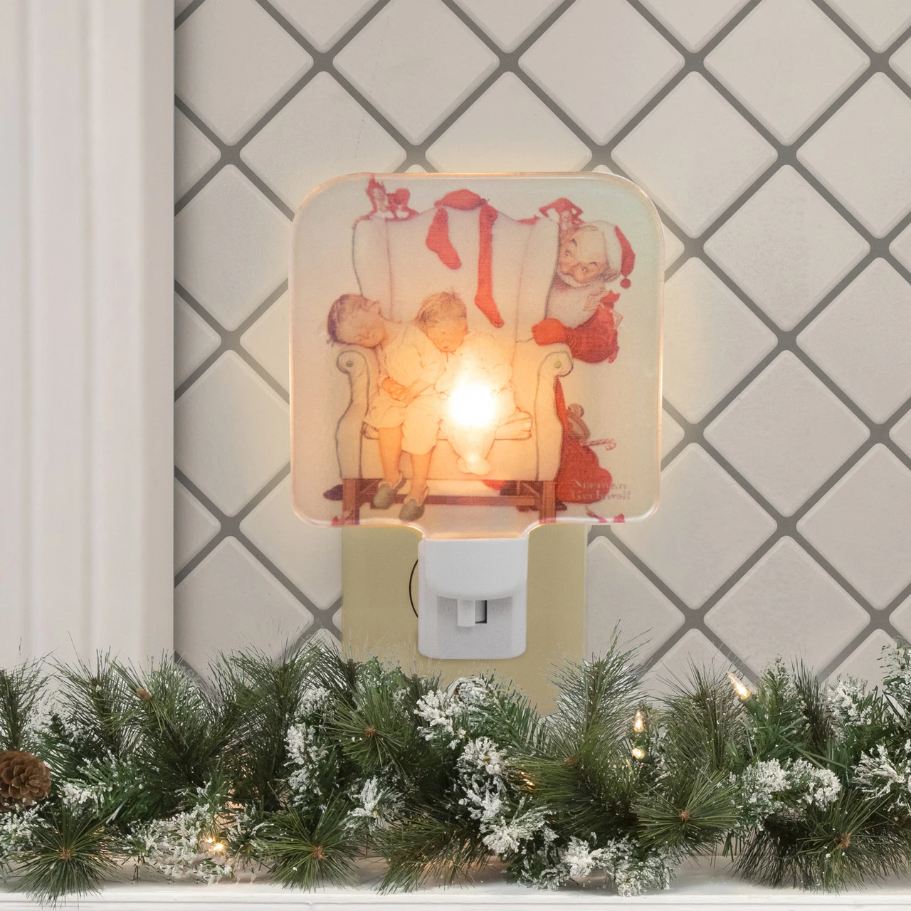 6" Norman Rockwell 'Santa Looking At Two Sleeping Children' Glass Christmas Night Light 4 6" Norman Rockwell 'Santa Looking At Two Sleeping Children' Glass Christmas Night Light - Image 2