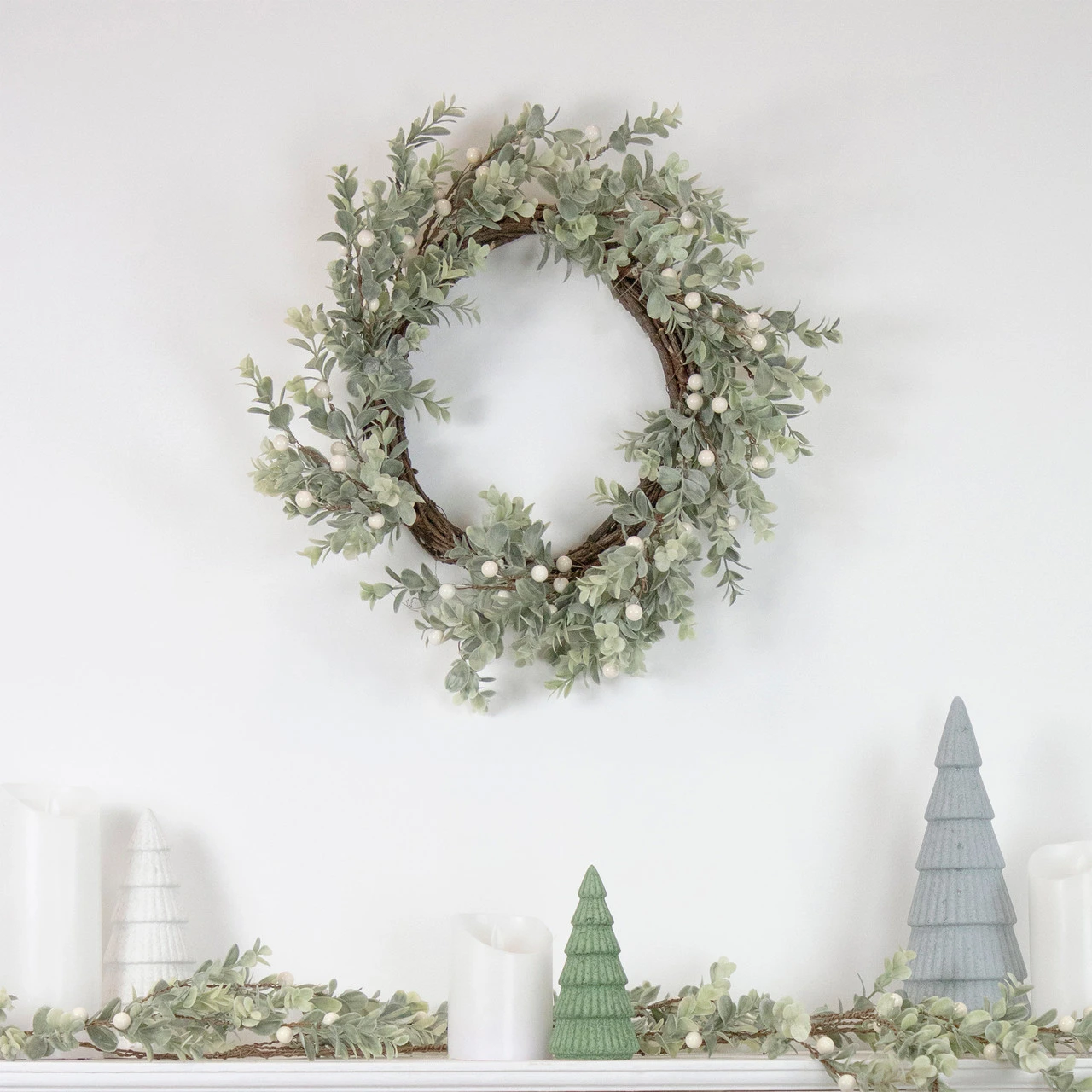 5‘ White Berry And Eucalyptus Christmas Garland - Unlit 4 5‘ White Berry And Eucalyptus Christmas Garland - Unlit - Image 2